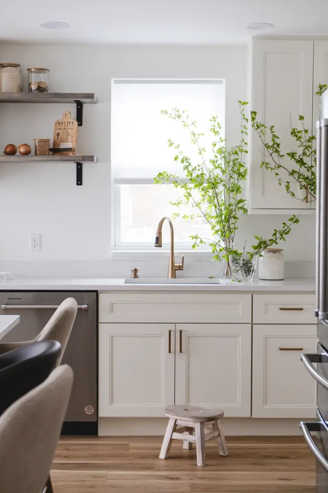 Concorde White — a kitchen supplied by Mr. Kitchen Cabinet
