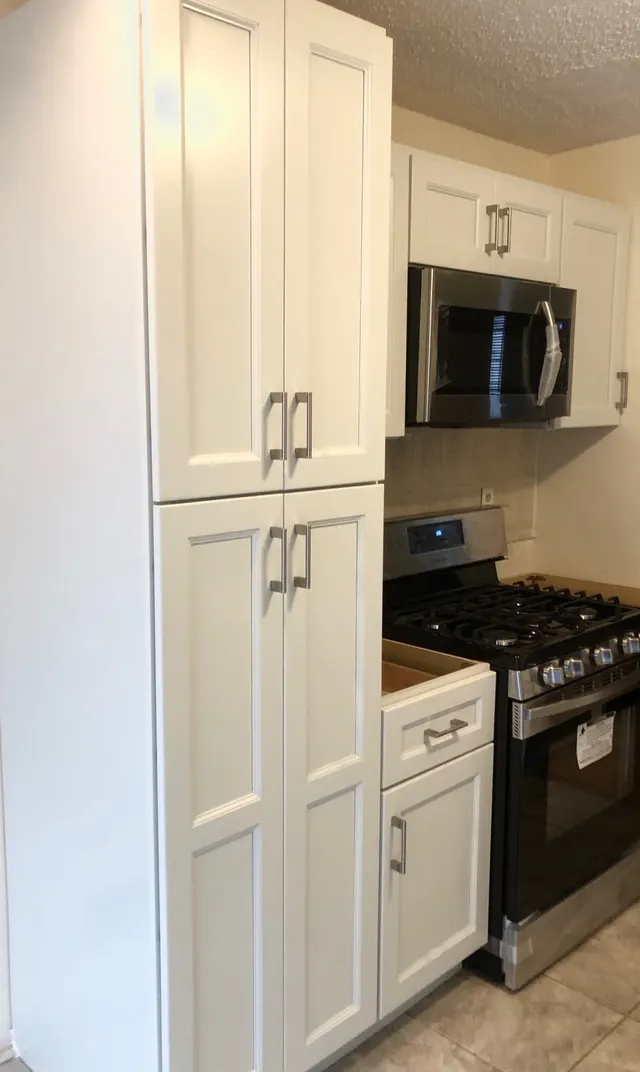 Jupiter Ice — a kitchen supplied by Mr. Kitchen Cabinet