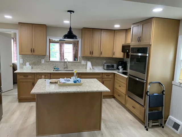 White Oak — a kitchen supplied by Mr. Kitchen Cabinet